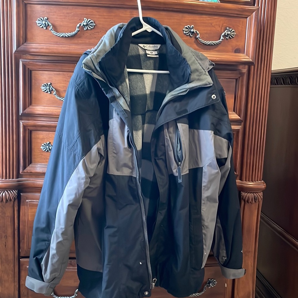 Columbia men’s jacket Omni tech. Waterproof. Breathable. Includes hood. Xl